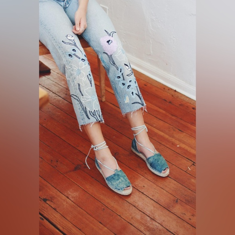 $548 Bliss And Mischief 💐 Wildflower Embroidered Cropped Jeans 🌸 Size 26 🌼 RARE - Picture 4 of 11